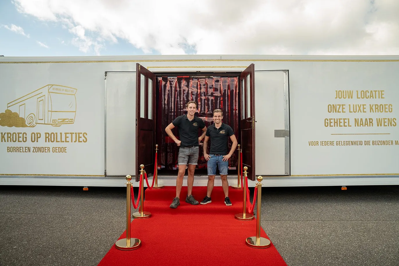 Bart en Perry op de rode loper voor de ingang van De Kroeg XL.